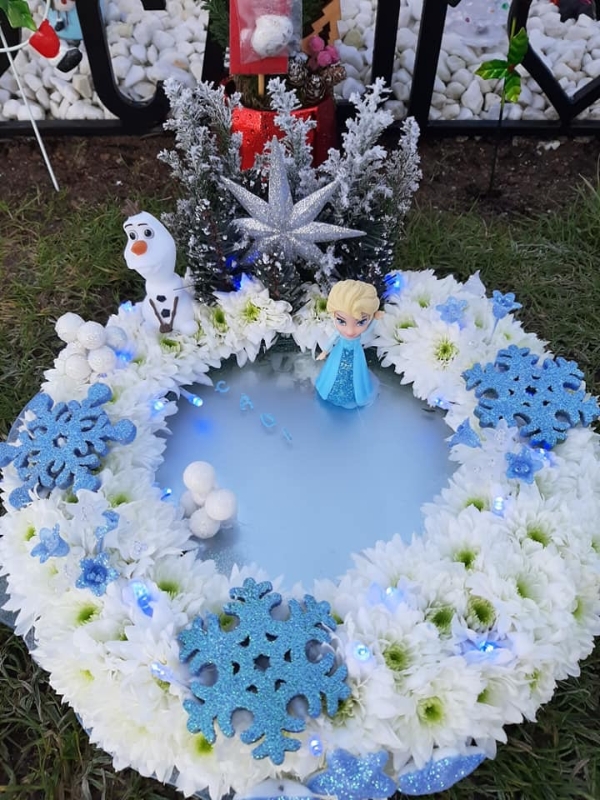 XMAS GRAVESIDE ARRANGEMENT