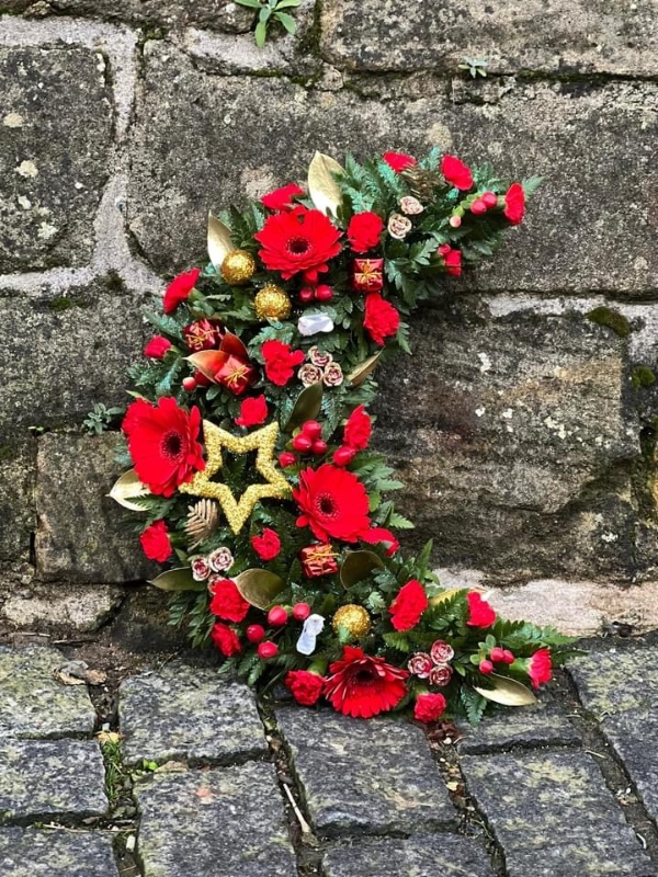 XMAS GRAVESIDE ARRANGEMENT